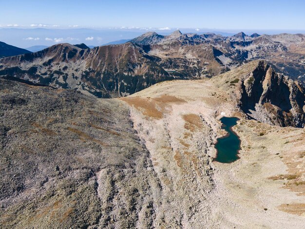 Foto vista aérea da montanha pirin perto do pico polezhan, na bulgária