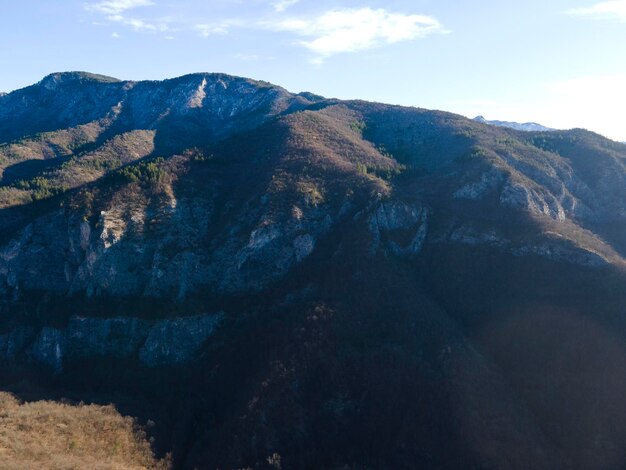 Foto vista aérea da montanha rhodope perto da aldeia de yugovo, na bulgária