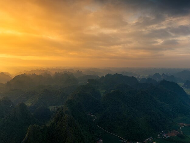 Vista aérea da montanha Thung na província de Tra Linh Cao Bang, Vietnã, com a natureza nublada do lago.