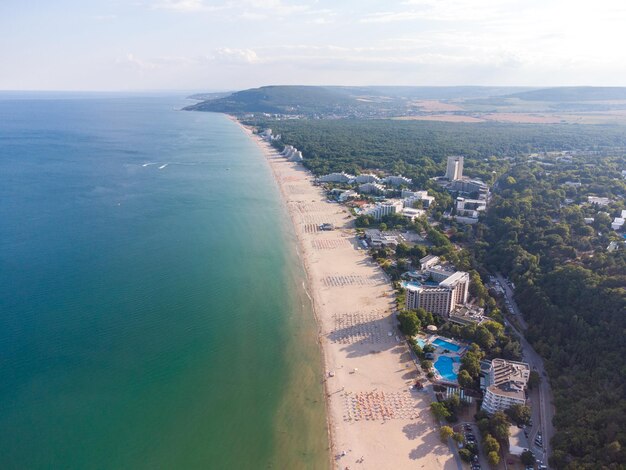 Vista aérea da multidão de pessoas relaxando na praia em Albena Bulgária