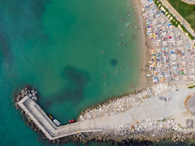 Vista aérea da multidão de pessoas relaxando na praia