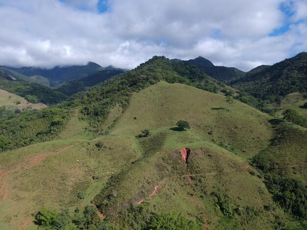 Vista aérea da natureza em Sana, Macaé, região serrana do Rio de Janeiro. Foto do drone.