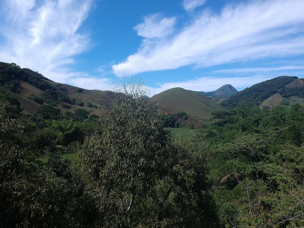 Vista aérea da natureza em Sana, Macaé, região serrana do Rio de Janeiro. Foto do drone.