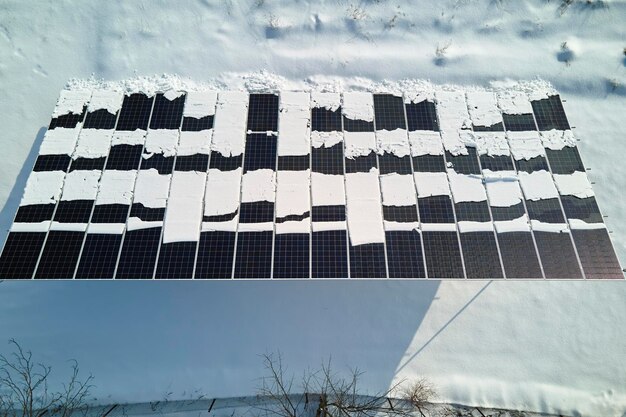 Vista aérea da neve derretendo de painéis solares fotovoltaicos cobertos em usina elétrica sustentável para produzir energia elétrica limpa Baixa efetividade de eletricidade renovável no inverno