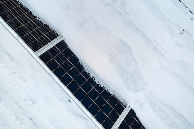 Vista aérea da neve derretendo de painéis solares fotovoltaicos cobertos em usina elétrica sustentável para produzir energia elétrica limpa Baixa efetividade de eletricidade renovável no inverno