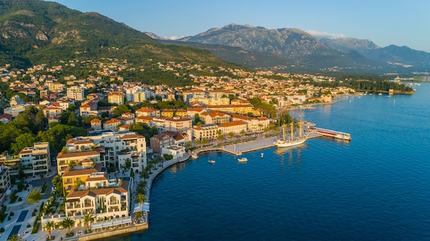 Vista aérea da noite em Porto Montenegro em Tivat.