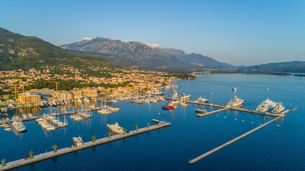 Vista aérea da noite em Porto Montenegro em Tivat.