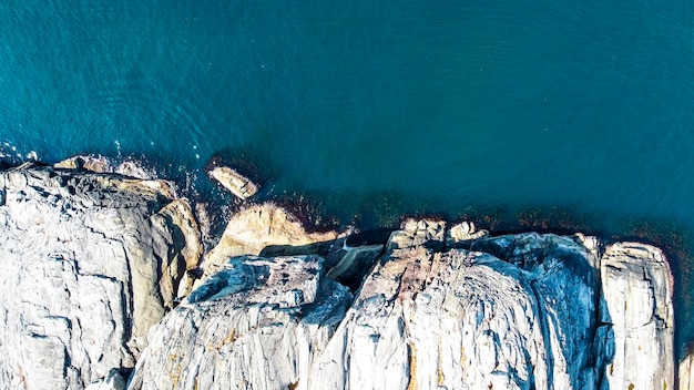 Vista aérea da onda do mar e rochas do litoral da Noruega