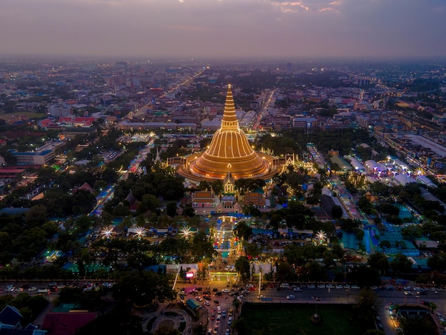 Vista aérea da pagoda da cidade à noite