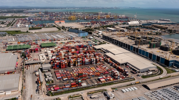 Vista aérea da paisagem, armazém de contêineres da área industrial e porto de embarque internacional