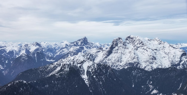 Vista aérea da paisagem canadense das montanhas rochosas