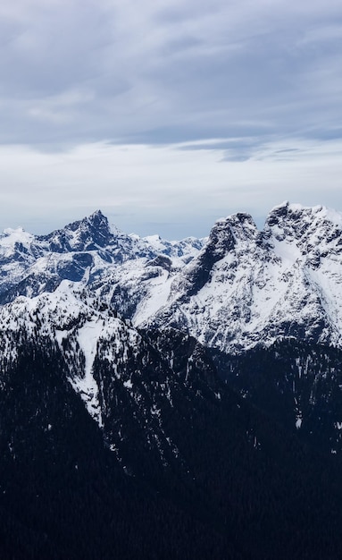 Vista aérea da paisagem canadense das montanhas rochosas