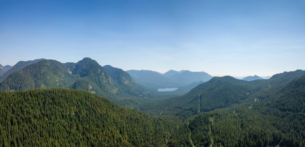 Vista aérea da paisagem canadense durante um dia ensolarado de verão