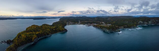 Vista aérea da paisagem canadense pela costa do Oceano Atlântico