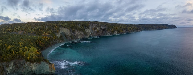Vista aérea da paisagem canadense pela costa do Oceano Atlântico