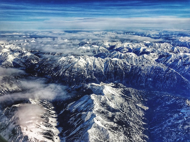 Vista aérea da paisagem contra o céu azul