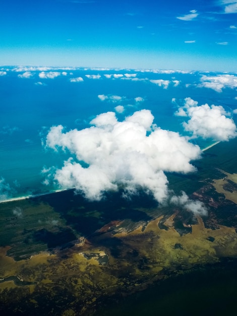 Foto vista aérea da paisagem contra o céu azul