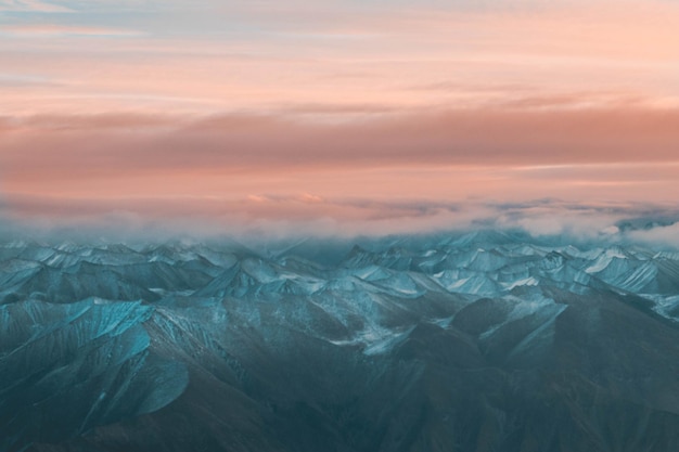 Foto vista aérea da paisagem contra o céu durante o pôr-do-sol