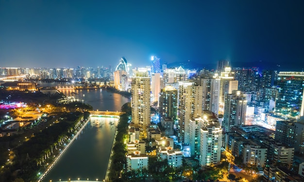 Vista aérea da paisagem da cidade moderna, visão noturna de xiamen, china