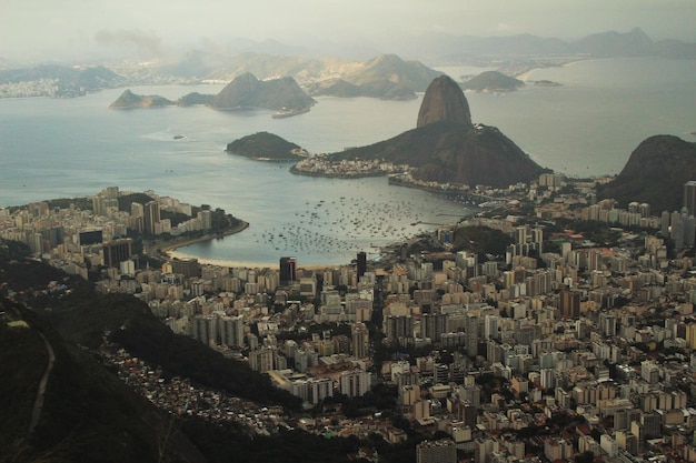 Vista aérea da paisagem da cidade pela montanha Sugarloaf na baía de Guanabara
