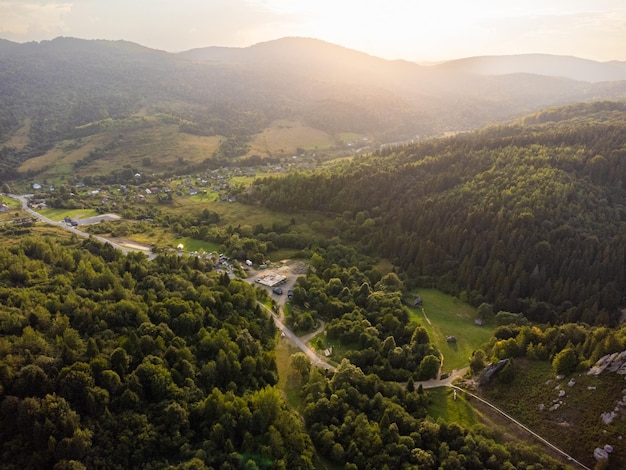 Vista aérea da paisagem da floresta de montanha