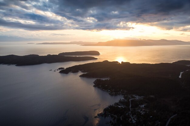 Vista aérea da paisagem da Sunshine Coast durante um pôr do sol vibrante e dramático