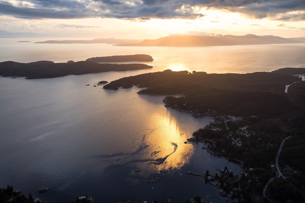 Vista aérea da paisagem da Sunshine Coast durante um pôr do sol vibrante