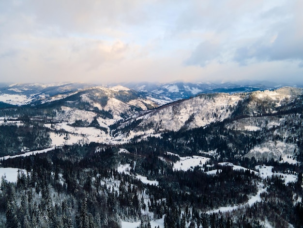 Vista aérea da paisagem das montanhas dos Cárpatos de inverno