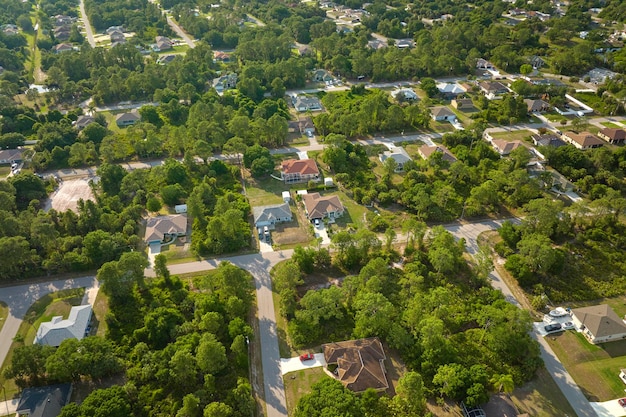 Vista aérea da paisagem de casas particulares suburbanas entre palmeiras verdes na área rural tranquila da Flórida