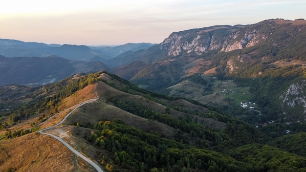 Vista aérea da paisagem de manhã em Dumesti, nas montanhas de Apuseni, na Romênia.