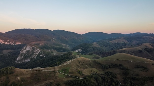 Vista aérea da paisagem de manhã em dumesti, nas montanhas de apuseni, na romênia.