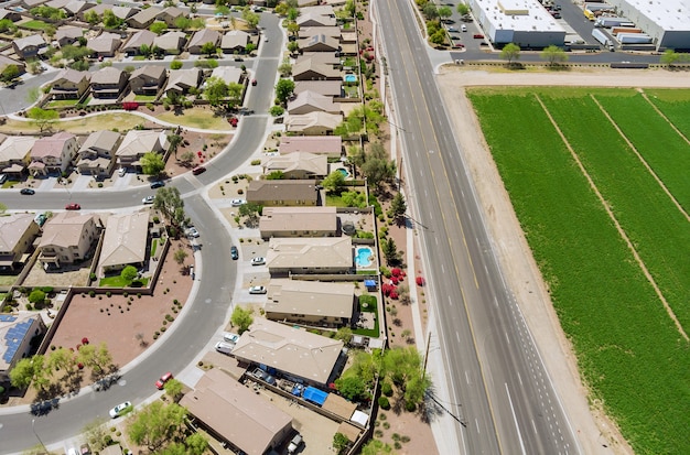 Vista aérea da paisagem de uma rua residencial de uma pequena cidade de Avondale a uma altura de Arizona AZ EUA
