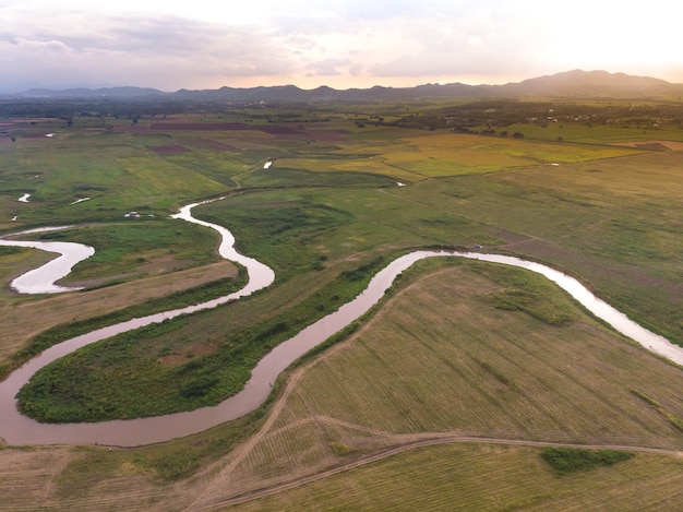 Vista aérea da paisagem do campo do rio e da bacia contra uma montanha natural