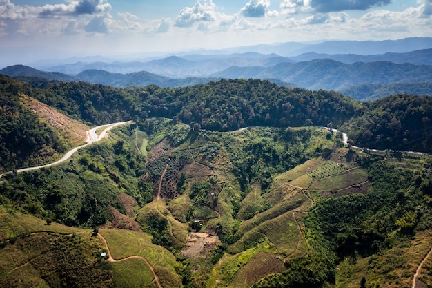Vista aérea da paisagem do vale da montanha e sobre o fundo abstrato da estrada da câmera drone