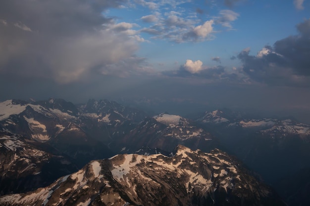 Vista aérea da paisagem durante um pôr do sol de verão