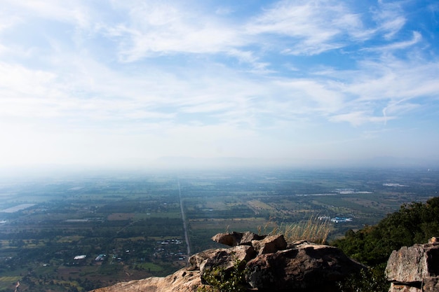 Foto vista aérea da paisagem e do campo de arroz ou da terra de arroz de khao phraya doen thong ponto de vista com a colina da aldeia do vale para o povo tailandês visita de viagem do viajante na aldeia phatthana nikhom em lopburi tailândia