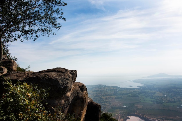 Foto vista aérea da paisagem e do campo de arroz ou da terra de arroz de khao phraya doen thong ponto de vista com a colina da aldeia do vale para o povo tailandês visita de viagem do viajante na aldeia phatthana nikhom em lopburi tailândia