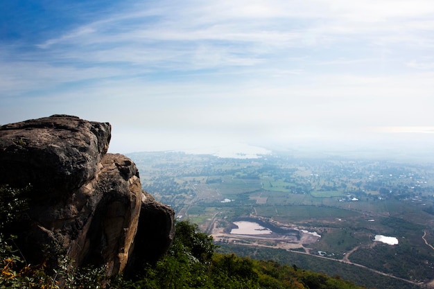 Foto vista aérea da paisagem e do campo de arroz ou da terra de arroz de khao phraya doen thong ponto de vista com a colina da aldeia do vale para o povo tailandês visita de viagem do viajante na aldeia phatthana nikhom em lopburi tailândia