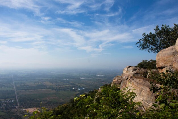 Vista aérea da paisagem e do campo de arroz ou da terra de arroz de khao phraya doen thong ponto de vista com a colina da aldeia do vale para o povo tailandês visita de viagem do viajante na aldeia phatthana nikhom em lopburi tailândia