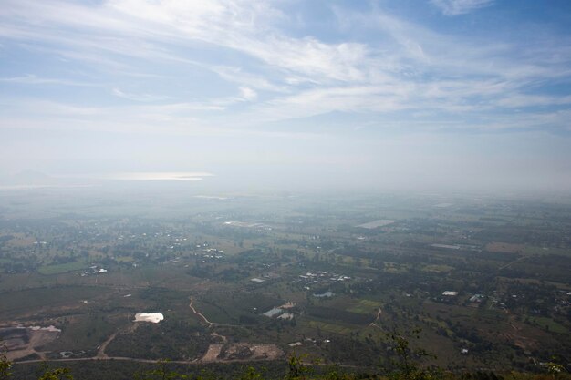 Foto vista aérea da paisagem e do campo de arroz ou da terra de arroz de khao phraya doen thong ponto de vista com o vale da aldeia colina e céu de nuvens para o povo tailandês visita do viajante em phatthana nikhom em lopburi tailândia