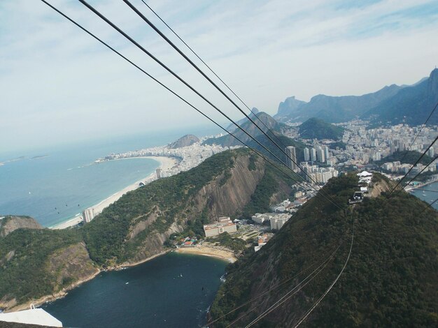 Foto vista aérea da paisagem e do mar contra o céu