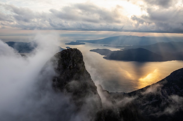 Vista aérea da paisagem montanhosa canadense