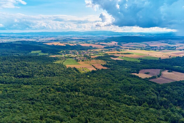 Vista aérea da paisagem montanhosa com campos agrícolas