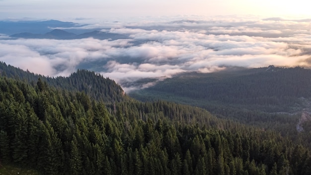 Vista aérea da paisagem montanhosa com cortina de nuvens vista das montanhas Rarau, na Romênia