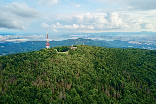 Vista aérea da paisagem montanhosa de Sleza, montanhas com floresta