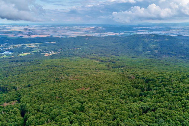 Vista aérea da paisagem montanhosa de sleza, montanhas com floresta