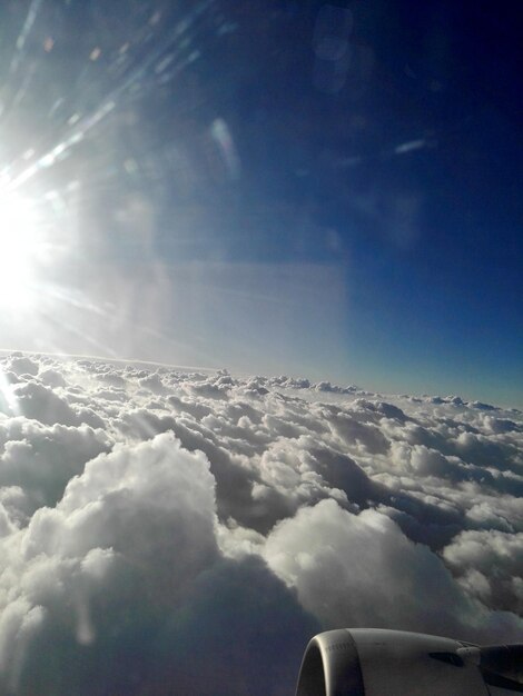 Foto vista aérea da paisagem nublada sobre o avião