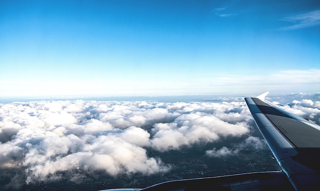 Vista aérea da paisagem nublada