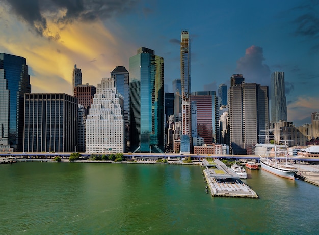 Vista aérea da paisagem panorâmica de grandes edifícios espetaculares na cidade de Nova York