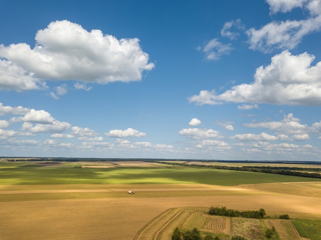 Vista aérea da paisagem rural com nuvens sobre um fundo de céu azul em um dia ensolarado de verão. Vista aérea do drone.